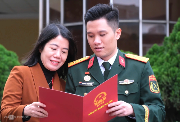 Học viên Học viện Kỹ thuật quân sự và người thân trong ngày tốt nghiệp, tháng 12/2025. Ảnh: Dương Tâm