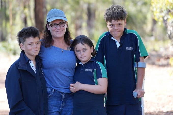 Bà Joanne Appelbee cùng con trai lớn Austin (ngoài cùng bên phải) và hai con nhỏ. Ảnh: ABC News