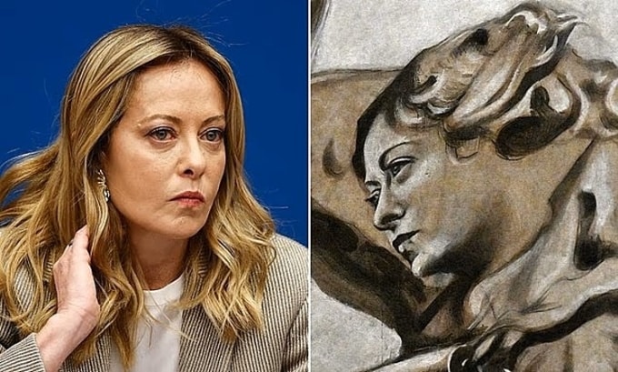 Thủ tướng Italy Giorgia Meloni và gương mặt thiên thần trong tranh bức họa tại một nhà nguyện ở Rome. Ảnh: AFP