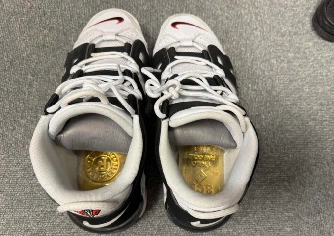 Thủ đoạn giấu vàng trong giày từng được áp dụng trong một số vụ buôn lậu khác. Ảnh: Linh Đan
