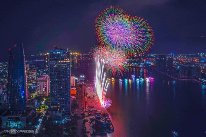 Pháo hoa của Công ty TNHH MTV Hóa chất 21 trình diễn trên sông Hàn, tại lễ hội Pháo hoa quốc tế Đà Nẵng 2025. Ảnh: Nguyễn Đông