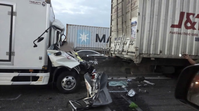 Cabin xe tải bẹp rúm sau tai nạn khiến nam tài xế tử vong. Ảnh: Minh Bằng