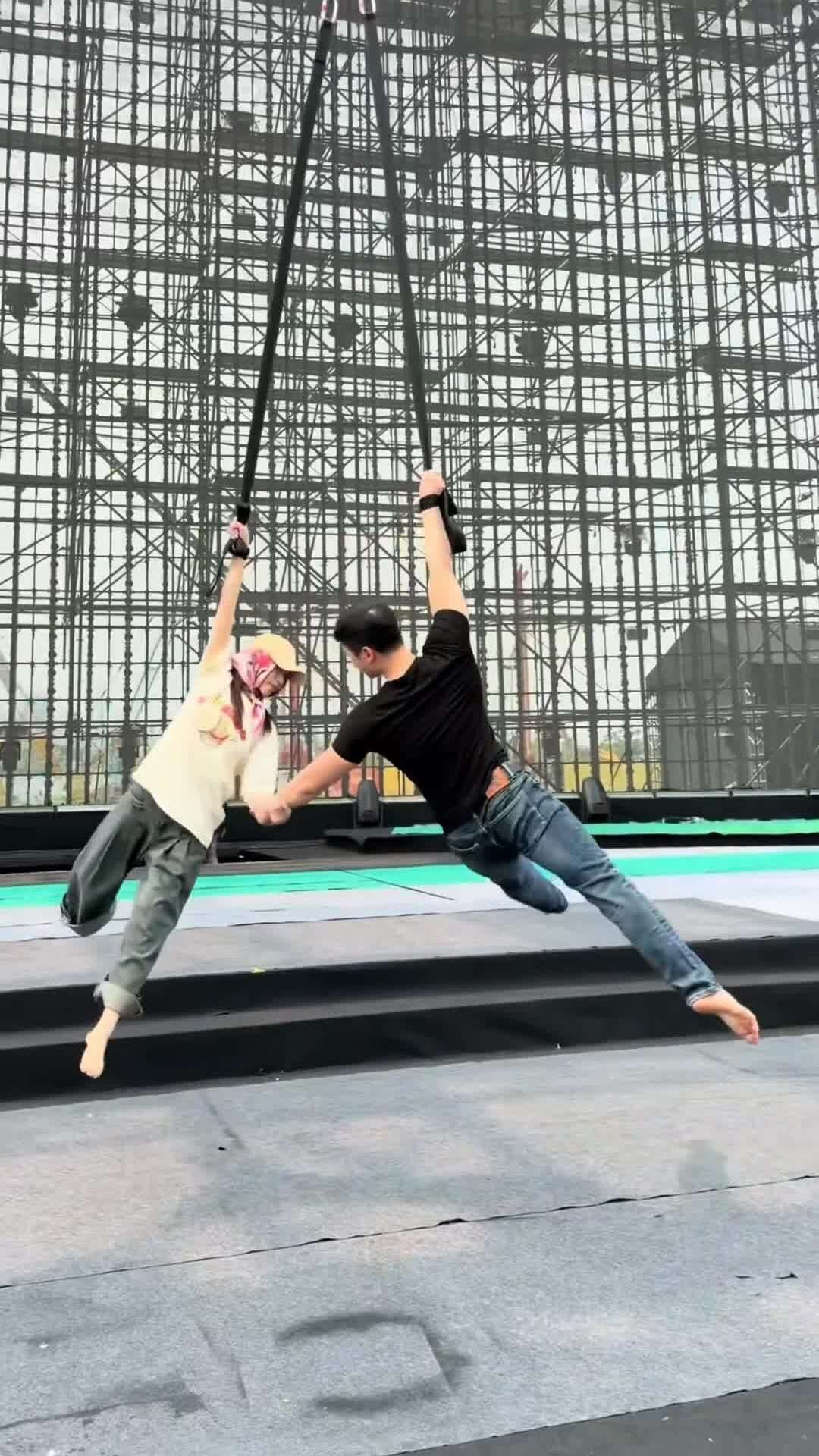 Tiết mục đu dây của Hòa Minzy tại concert gây tranh luận