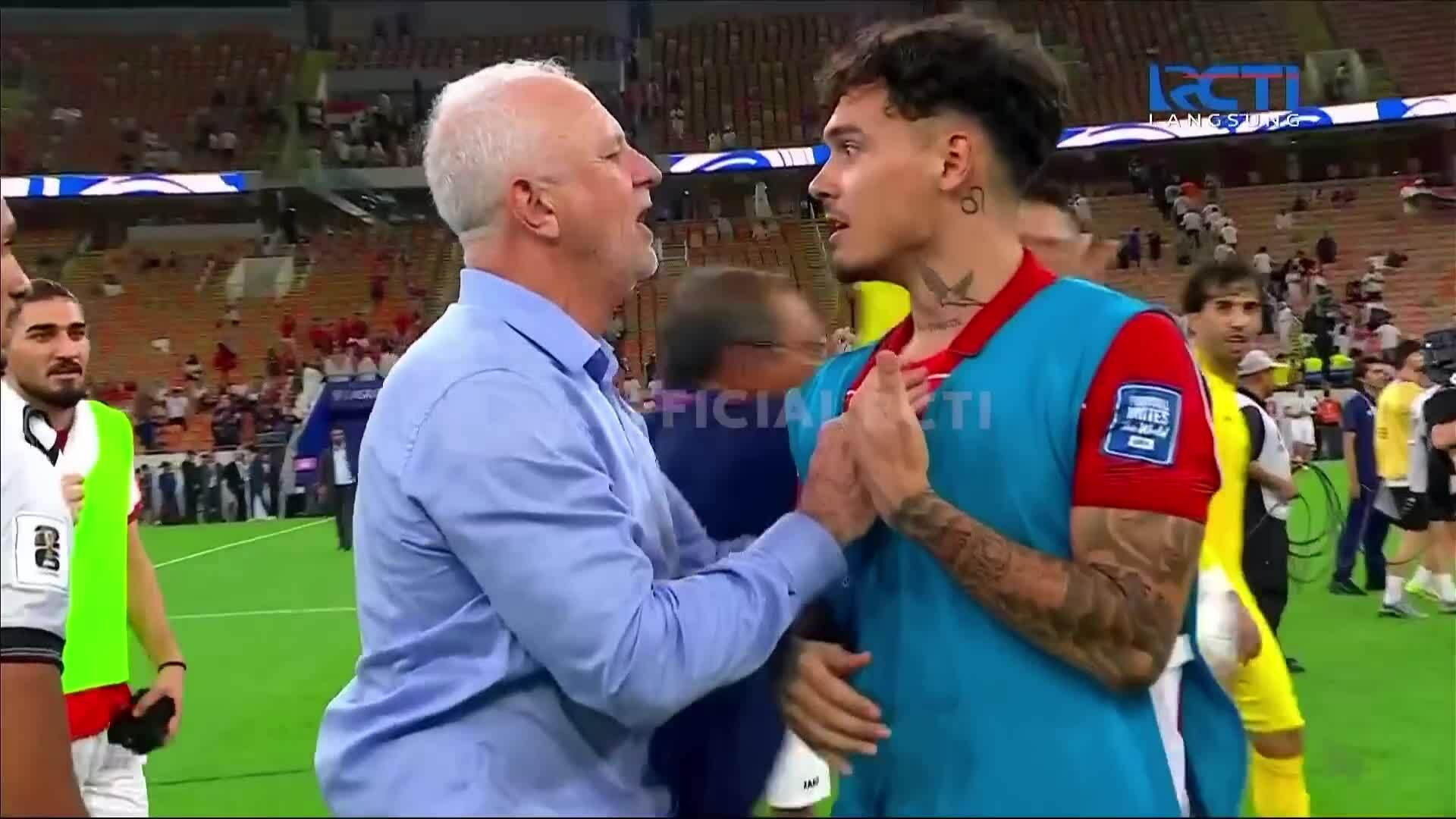 Trưởng đoàn Indonesia bị cấm 20 trận vì đẩy trọng tài