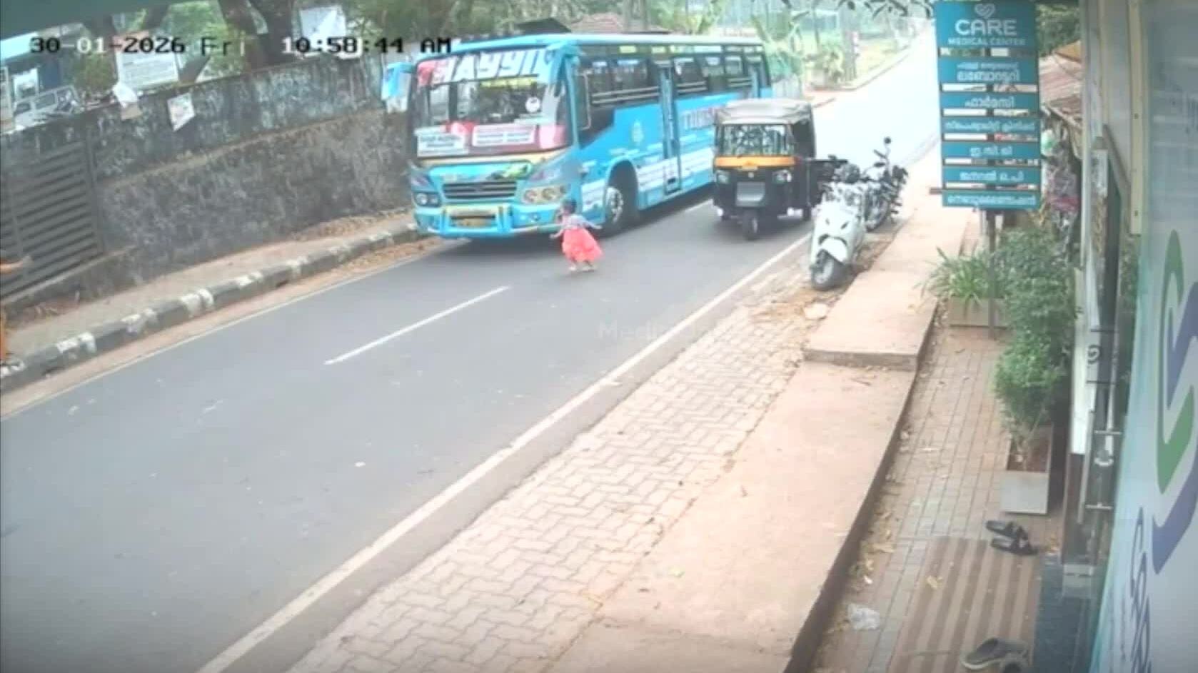 Bé gái chạy ra từ góc khuất suýt bị xe buýt đâm trúng