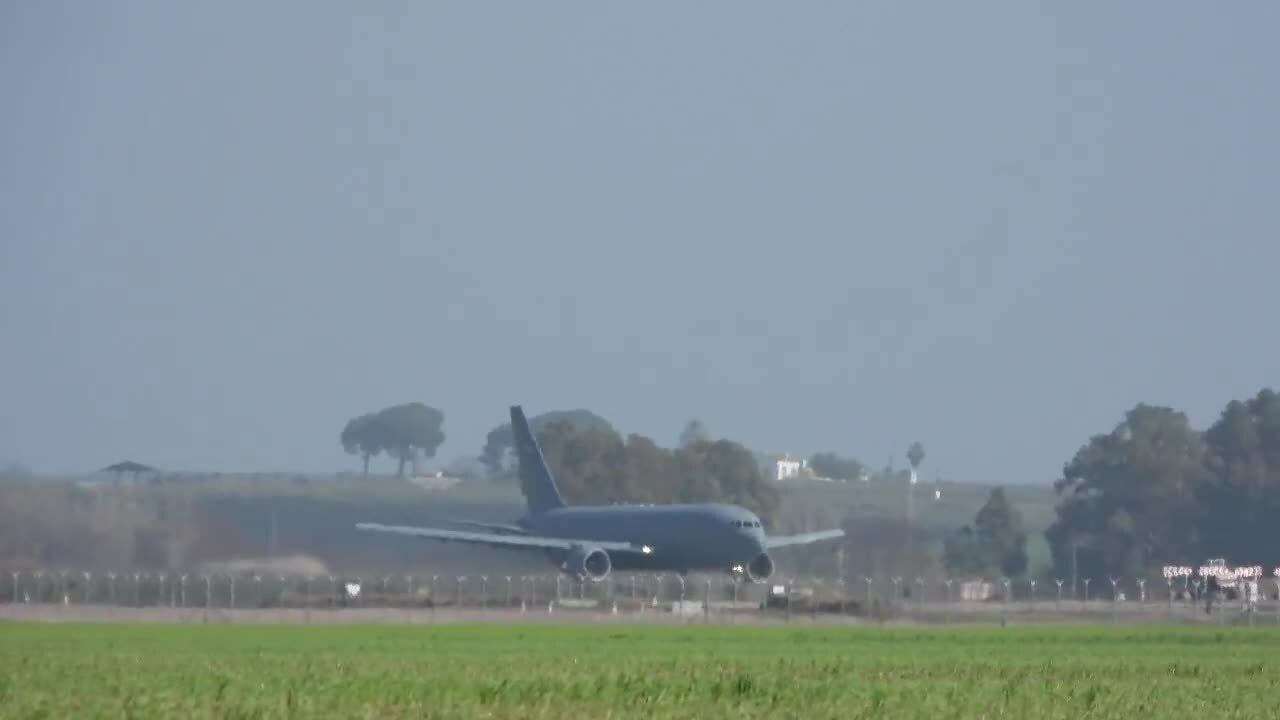 Phi cơ tiếp dầu Mỹ 'nổ lốp, hỏng động cơ' khi cất cánh