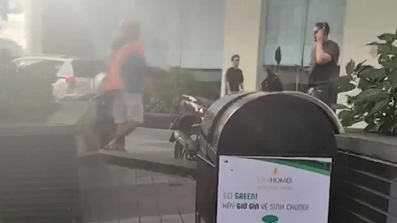 Video Cảnh sát theo dõi bắt công ty thuốc lá điện tử