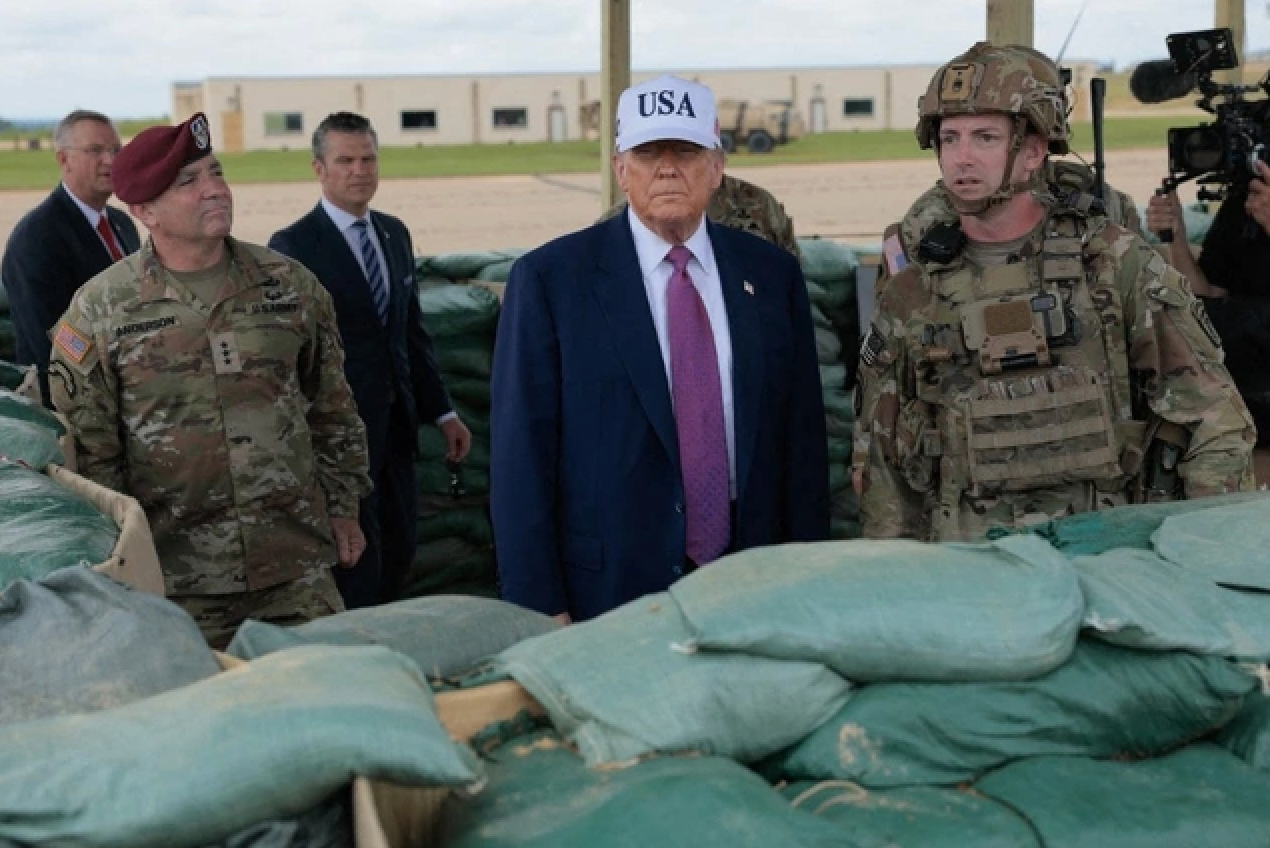 Tổng thống Donald Trump thăm căn cứ quân sự ở bang Bắc Carolina. (Ảnh: Getty)