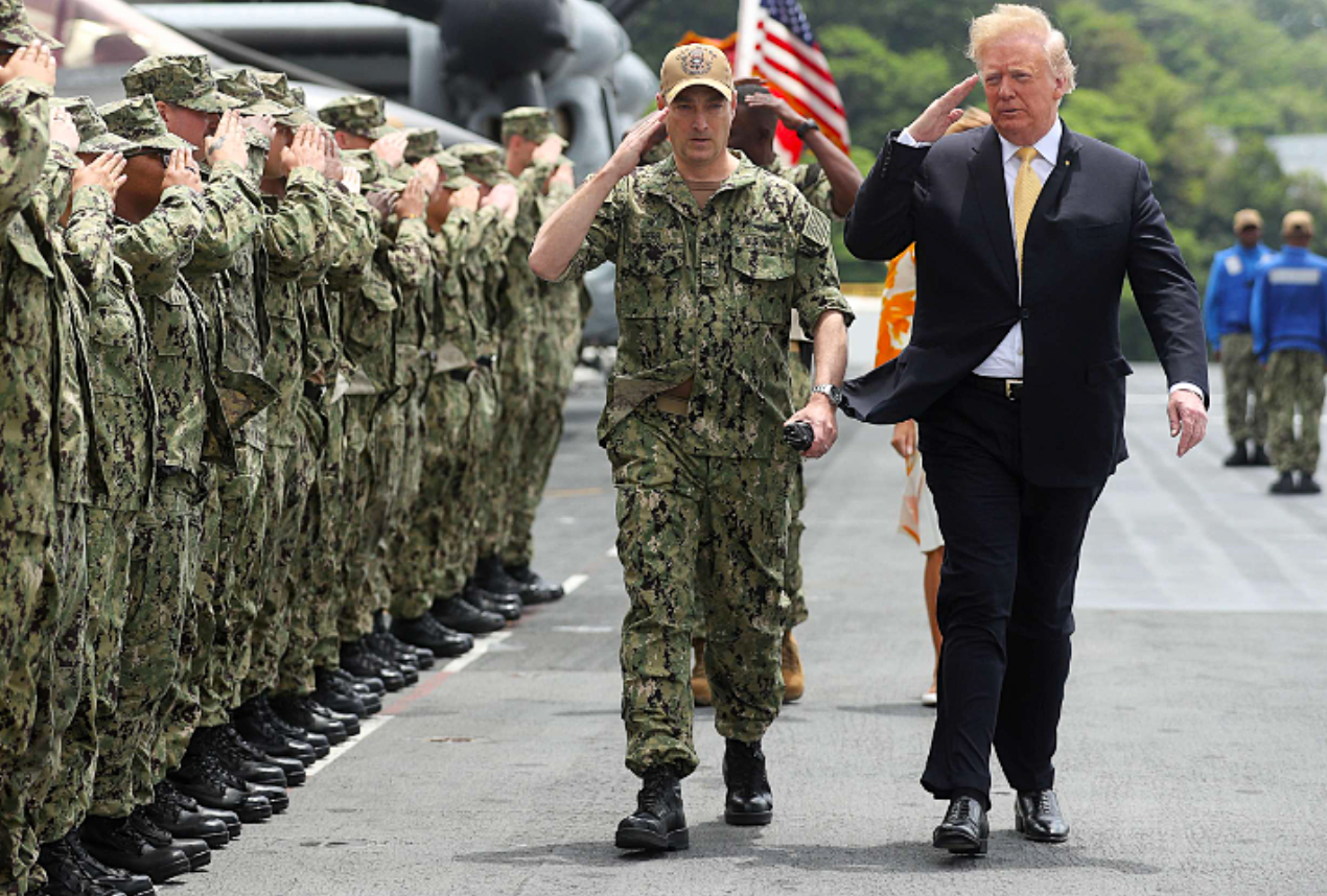 Tổng thống Donald Trump chào các binh sỹ Mỹ trên tàu USS Wasp.