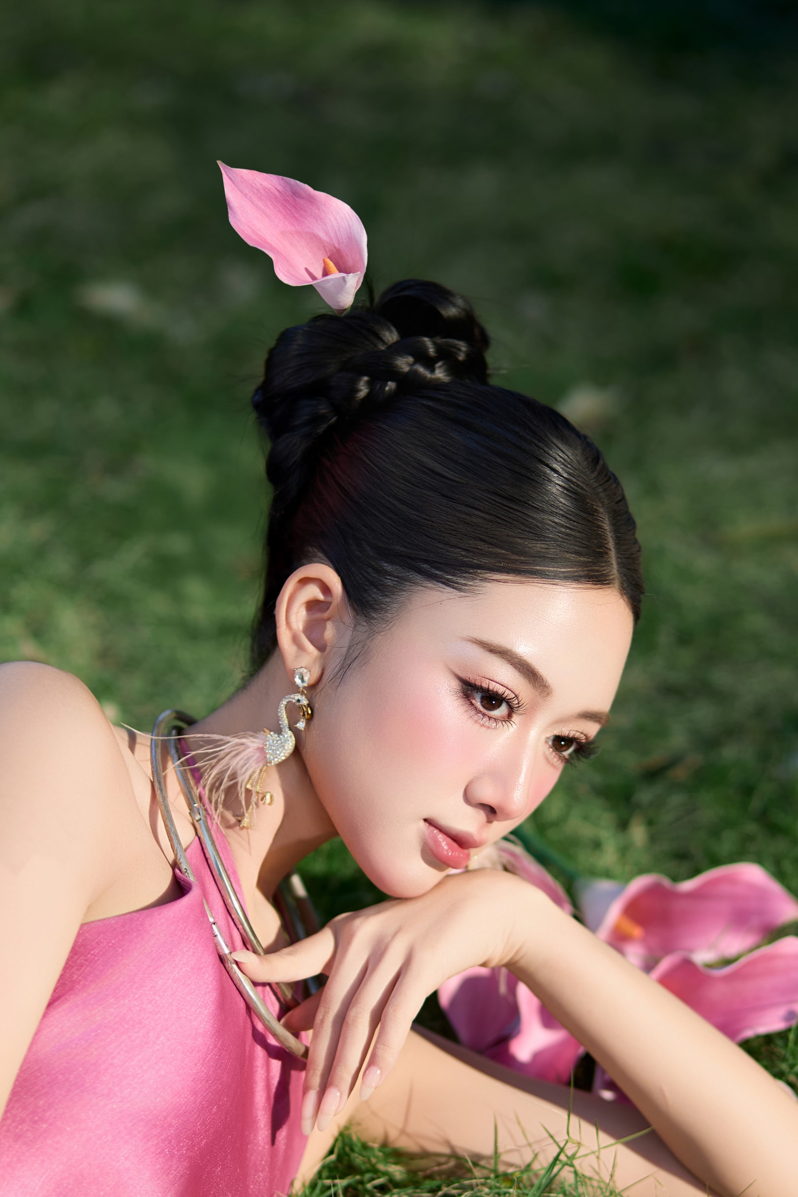 Trong thiết kế yếm màu trắng tinh khôi và hồng phấn, Thanh Hương hóa thân thành một “nàng thơ” mùa xuân với vẻ đẹp trong trẻo, ngọt ngào bên đóa sen hồng và chiếc nón lá mộc mạc