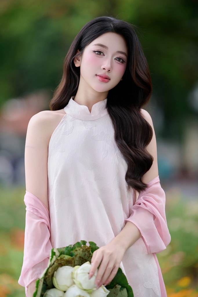 Lấy cảm hứng từ trang phục truyền thống của phụ nữ Bắc Bộ xưa, Thanh Hương khéo léo lựa chọn những thiết kế yếm được cách điệu tinh tế, vừa hoài cổ lại vừa hiện đại.