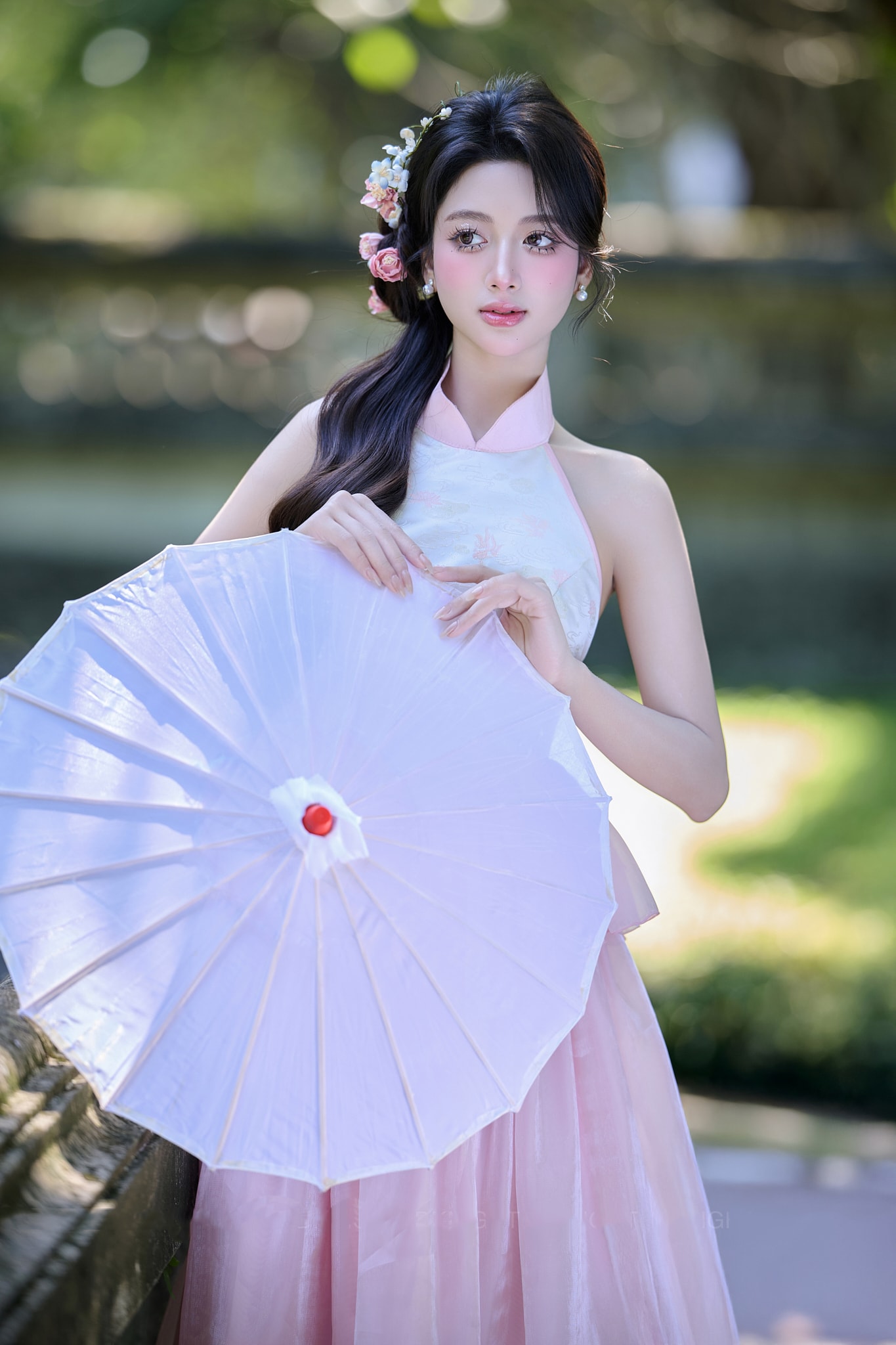 Trần Thị Thanh Hương (sinh năm 2004, quê Hải Phòng) được biết đến rộng rãi sau khi giành ngôi vị Á khôi 1 tại cuộc thi Hoa khôi Duyên dáng Áo dài Việt Nam 2025. Trước đó, cô đã có kinh nghiệm làm người mẫu ảnh. Bên cạnh các hoạt động nghệ thuật, người đẹp Hải Phòng cũng dành sự quan tâm lớn cho lĩnh vực kinh doanh và thiết kế nội thất.