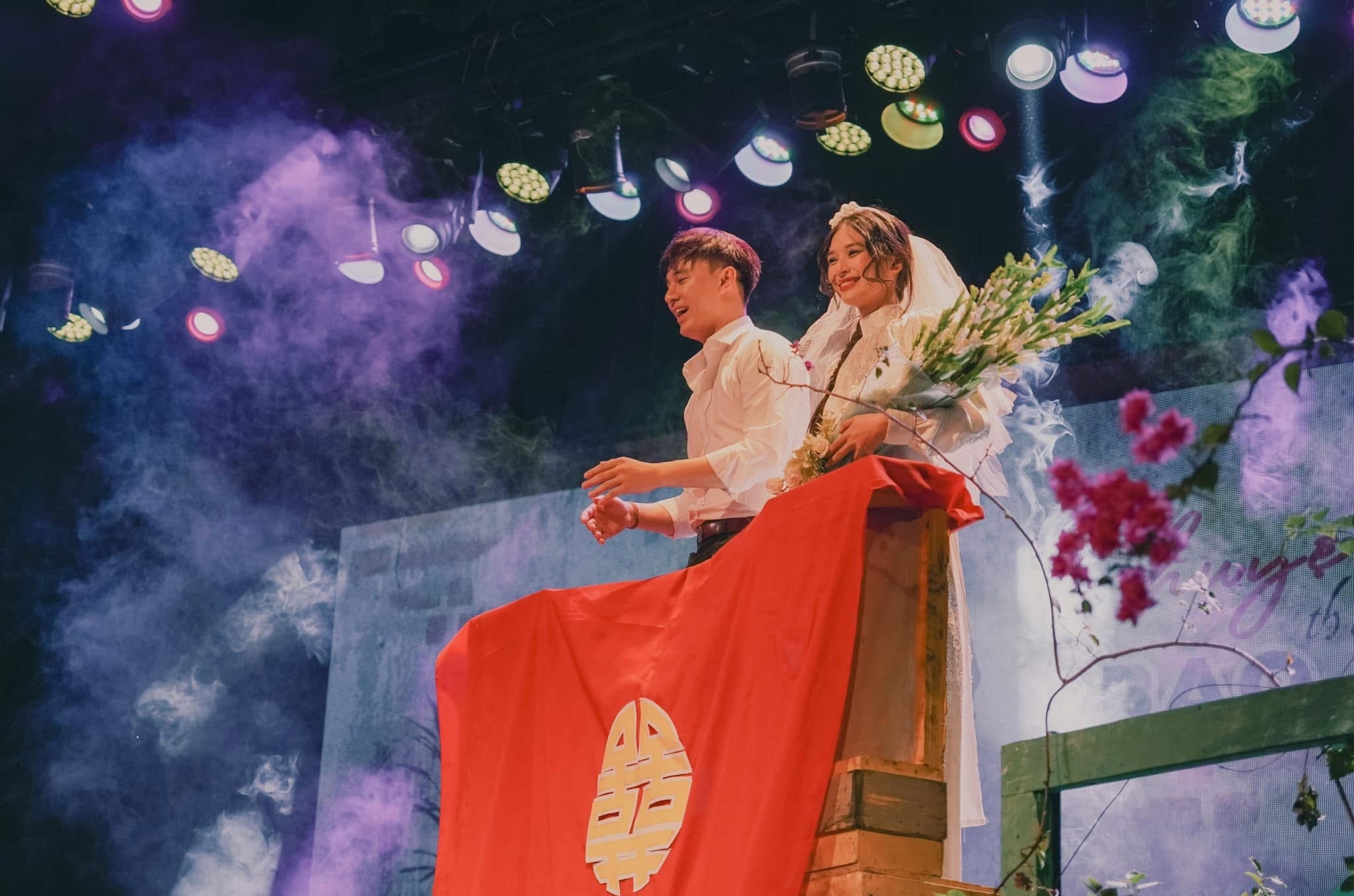 Cô là gương mặt quen thuộc trên sân khấu kịch.