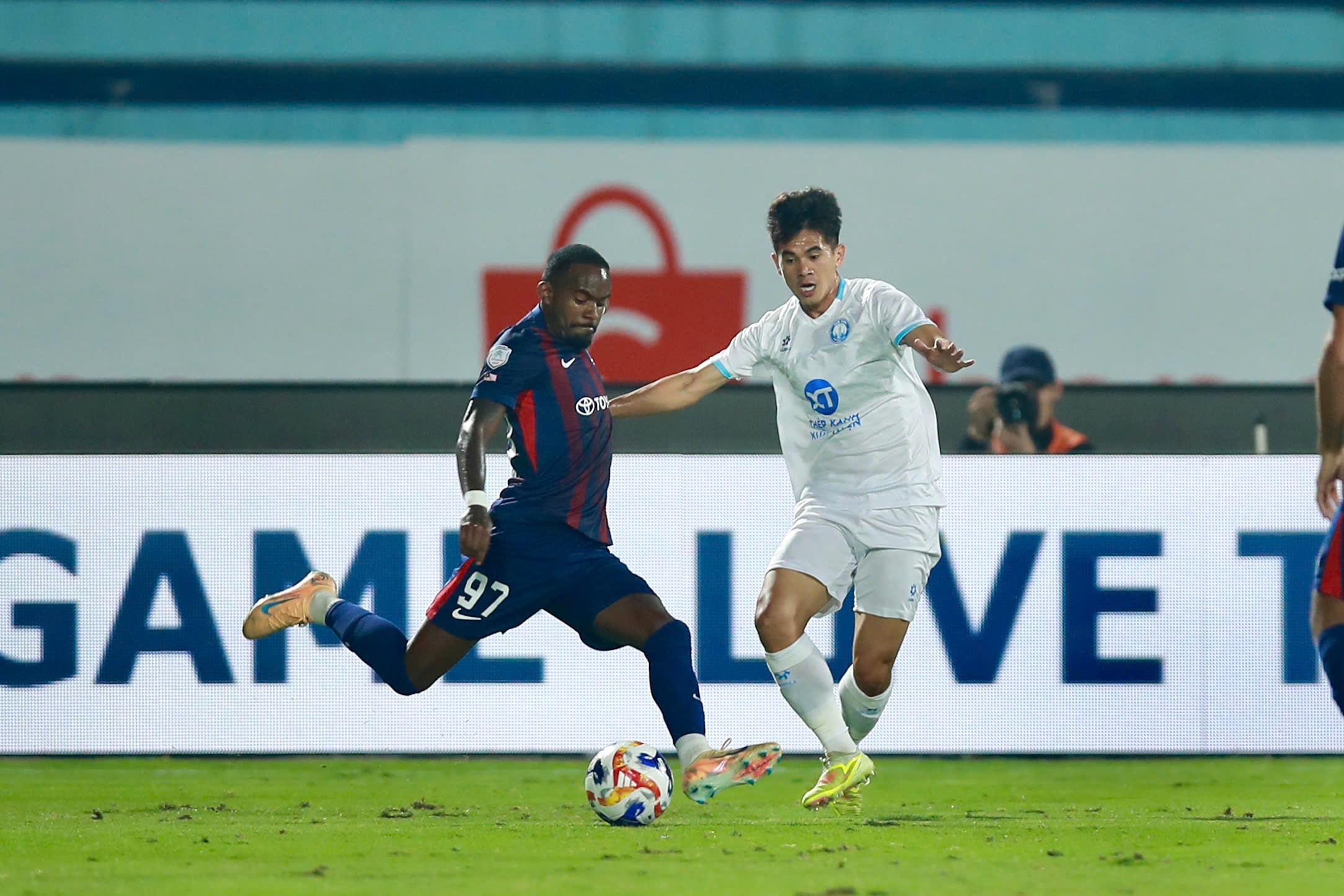 CLb Nam Định (áo trắng) đấu với Johor ở trận cuối vòng bảng Cúp C1 Đông Nam Á.