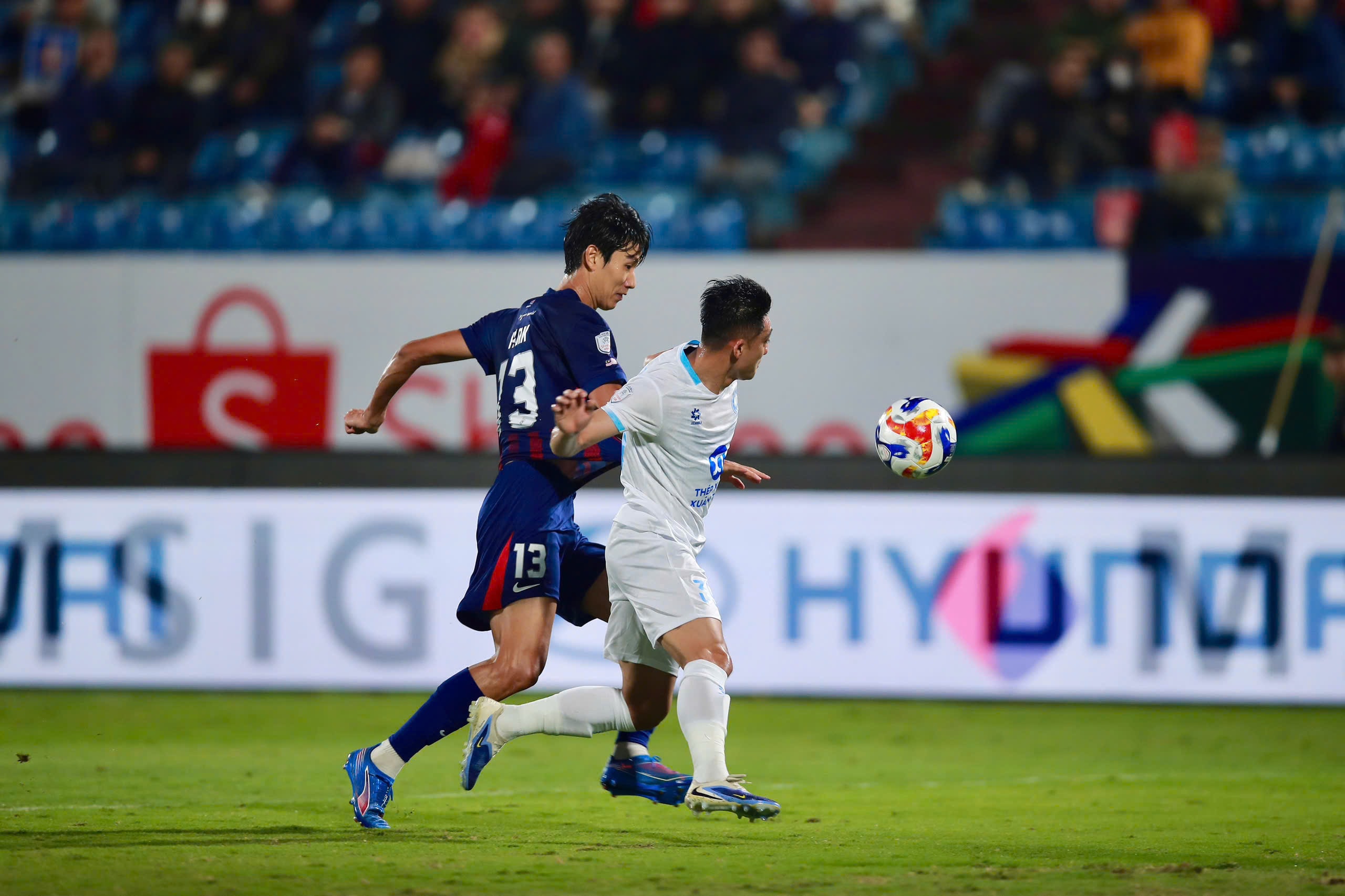 Nam Định bất phân thắng bại với Johor.