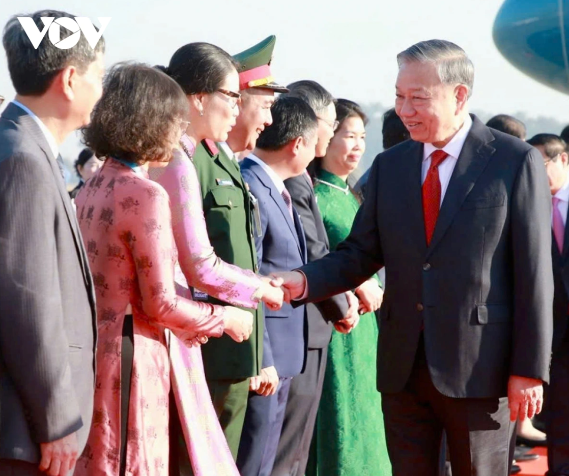 Tổng Bí thư Tô Lâm dẫn đầu Đoàn đại biểu cấp cao Việt Nam đến Thủ đô Vientiane, bắt đầu chuyến thăm cấp Nhà nước tới CHDCND Lào.