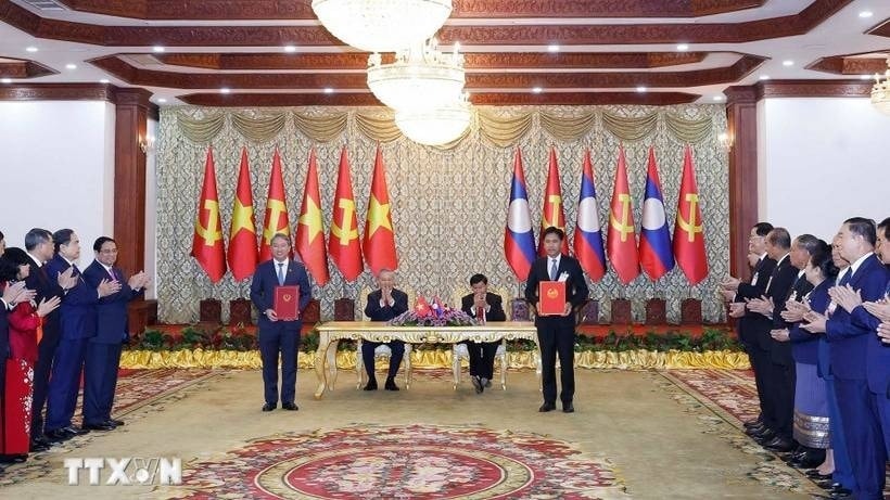 Tổng Bí thư Tô Lâm và Tổng Bí thư, Chủ tịch nước Lào Thongloun Sisoulith chứng kiến Lễ trao các văn kiện hợp tác Chương trình hợp tác năm 2026 giữa Bộ Tư pháp Việt Nam và Bộ Tư pháp Lào. (Ảnh: TTXVN)