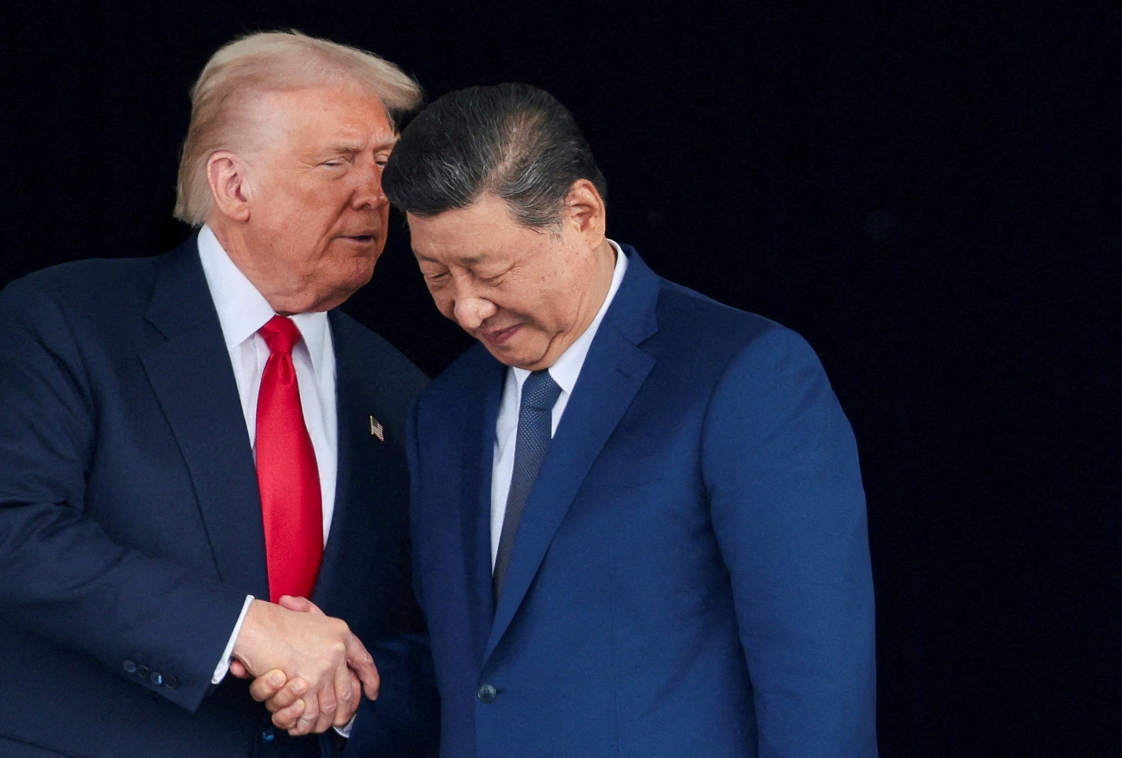 Tổng thống Mỹ Donald Trump và Chủ tịch Trung Quốc Xi Jinping trao đổi khi rời cuộc gặp song phương tại Sân bay Quốc tế Gimhae, bên lề Hội nghị cấp cao Hợp tác Kinh tế châu Á - Thái Bình Dương (APEC) ở Busan, South Korea, ngày 30/10/2025. (Ảnh tư liệu: Reuters/Evelyn Hockstein)
