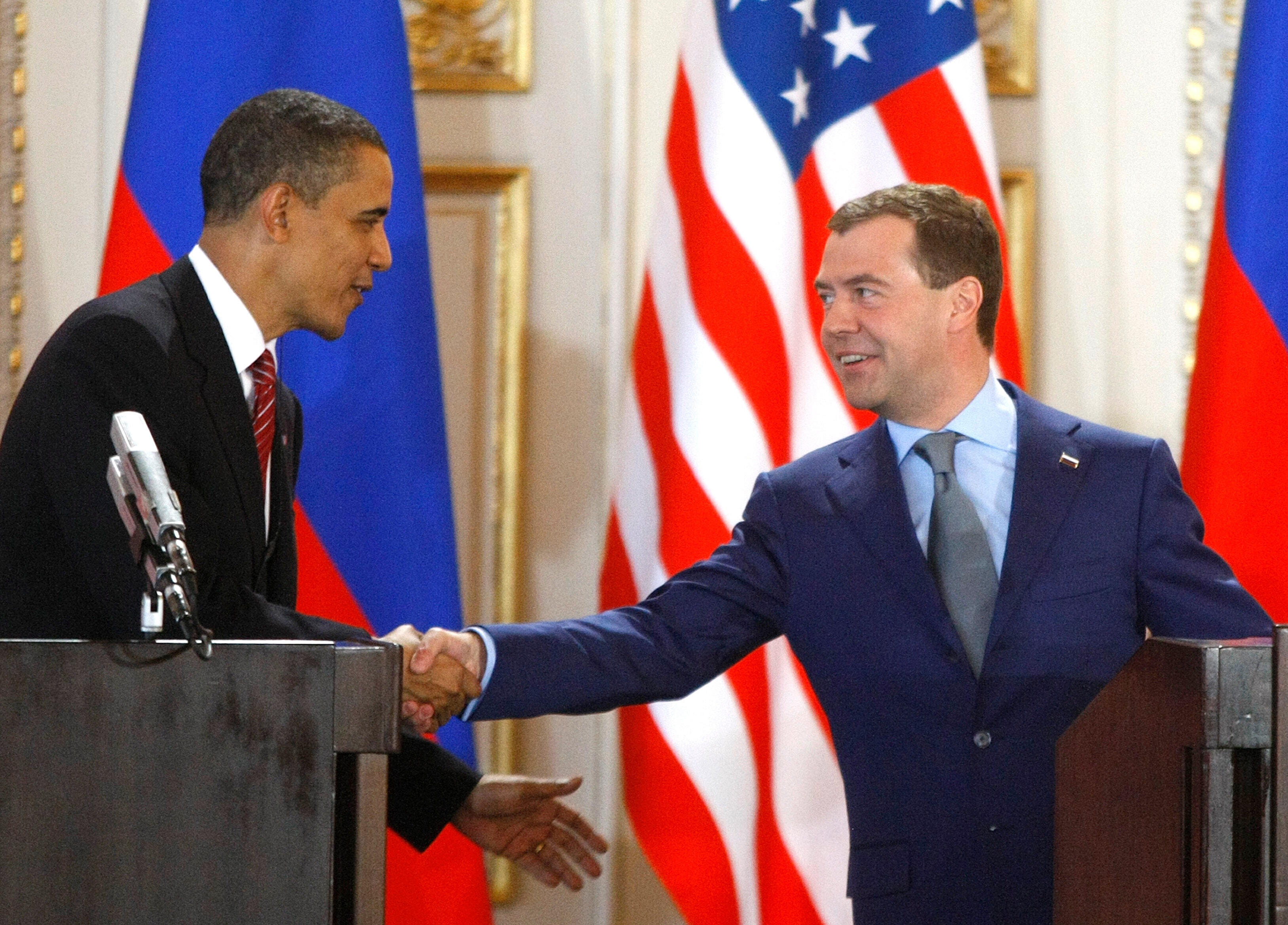 Tổng thống Mỹ Barack Obama (trái) và người đồng cấp Nga Dmitry Medvedev (phải) sau khi ký Hiệp ước New START về cắt giảm vũ khí hạt nhân tầm xa. (Ảnh AP/Mikhail Metzel, tư liệu)