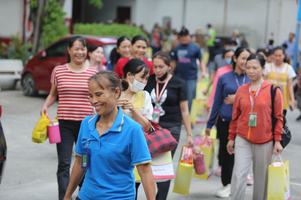 Gần 60.000 công nhân làm việc tại Đồng Nai không về quê đón Tết - 1