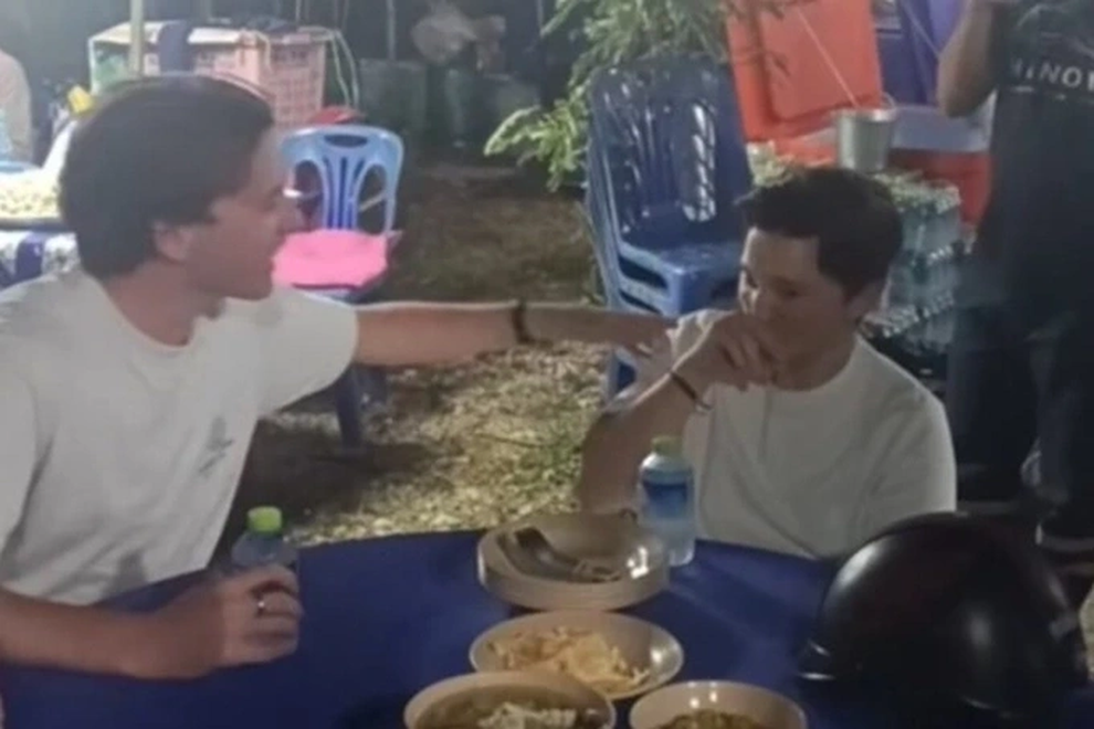 Khách Tây tưởng nhầm đám tang là nhà hàng, được gia chủ mời ăn no say - 1