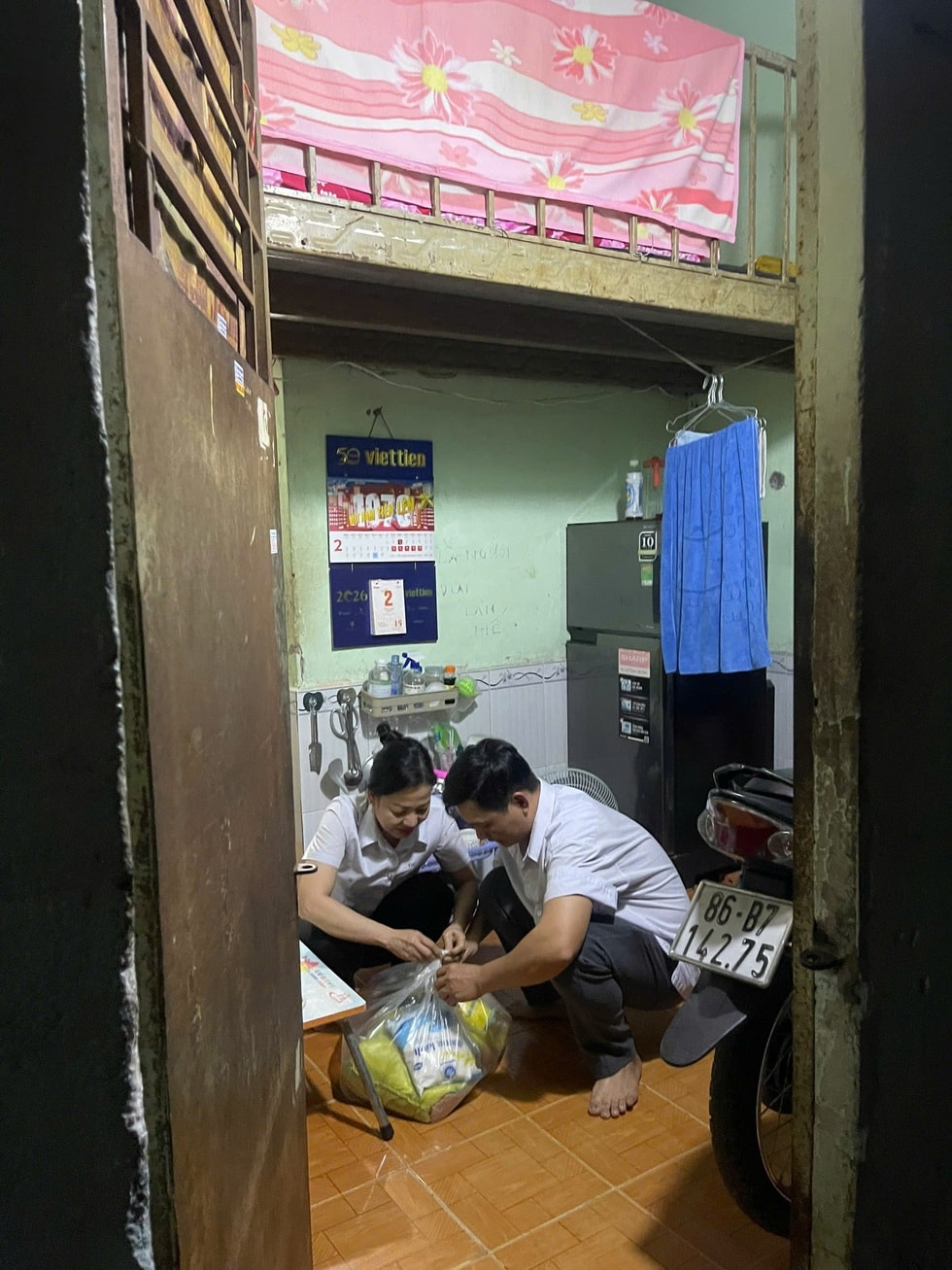 Tiền về quê bằng mấy tháng lương, công nhân nghèo ngậm ngùi đón Tết xa nhà - 1