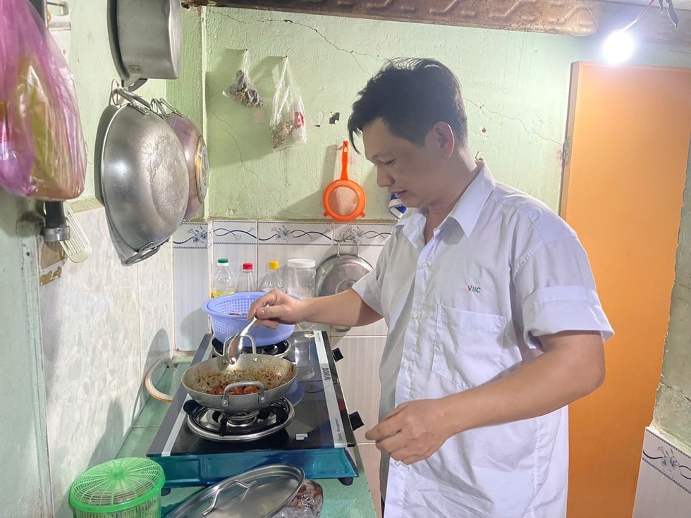 Tiền về quê bằng mấy tháng lương, công nhân nghèo ngậm ngùi đón Tết xa nhà - 2