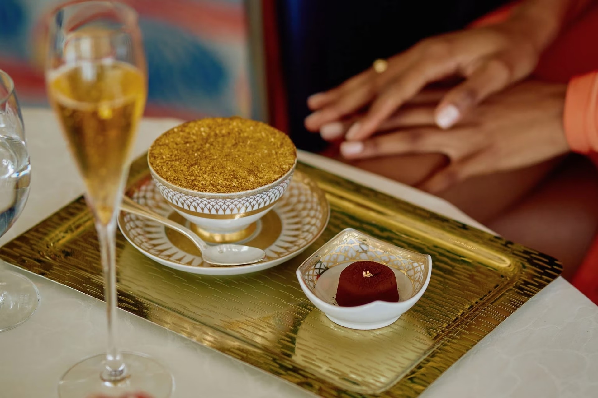 Khách sạn đưa đón bằng Rolls-Royce, trực thăng, giá phòng 850 triệu đồng - 13