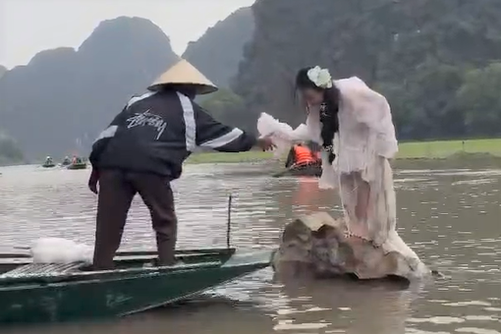 Người mẫu bị ngã xuống sông khi chụp ảnh ở Tam Cốc - 1