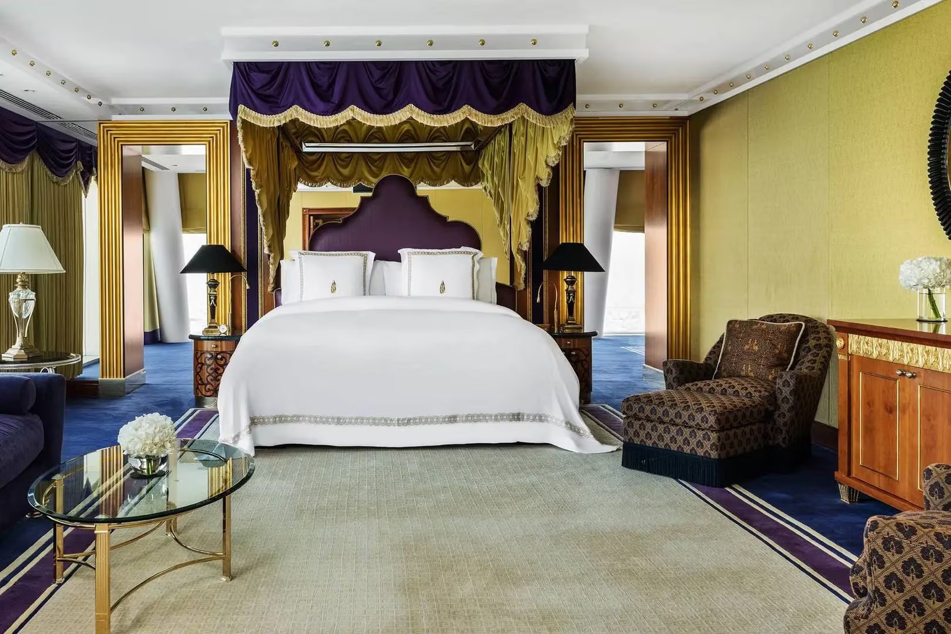 Khách sạn đưa đón bằng Rolls-Royce, trực thăng, giá phòng 850 triệu đồng - 3