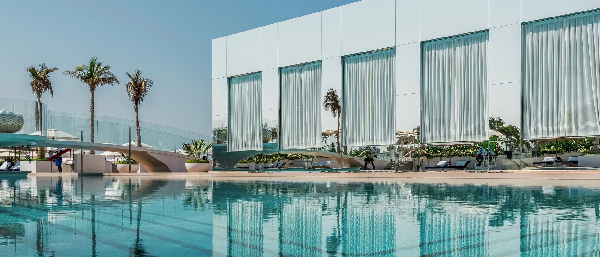 Khách sạn đưa đón bằng Rolls-Royce, trực thăng, giá phòng 850 triệu đồng - 21