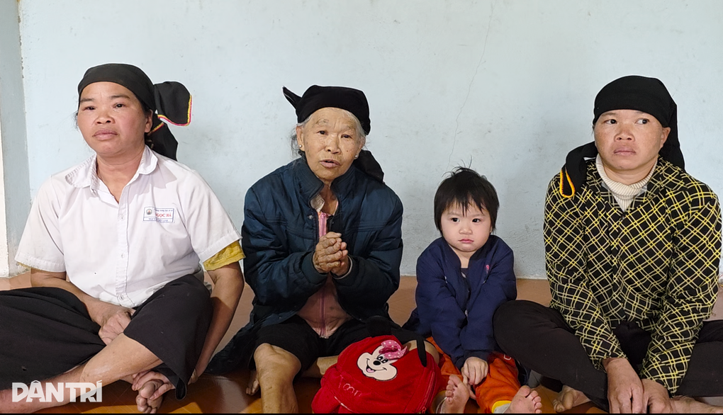 Mẹ già bệnh tật gồng gánh 2 con gái mù lòa và cháu ngoại thơ dại - 1