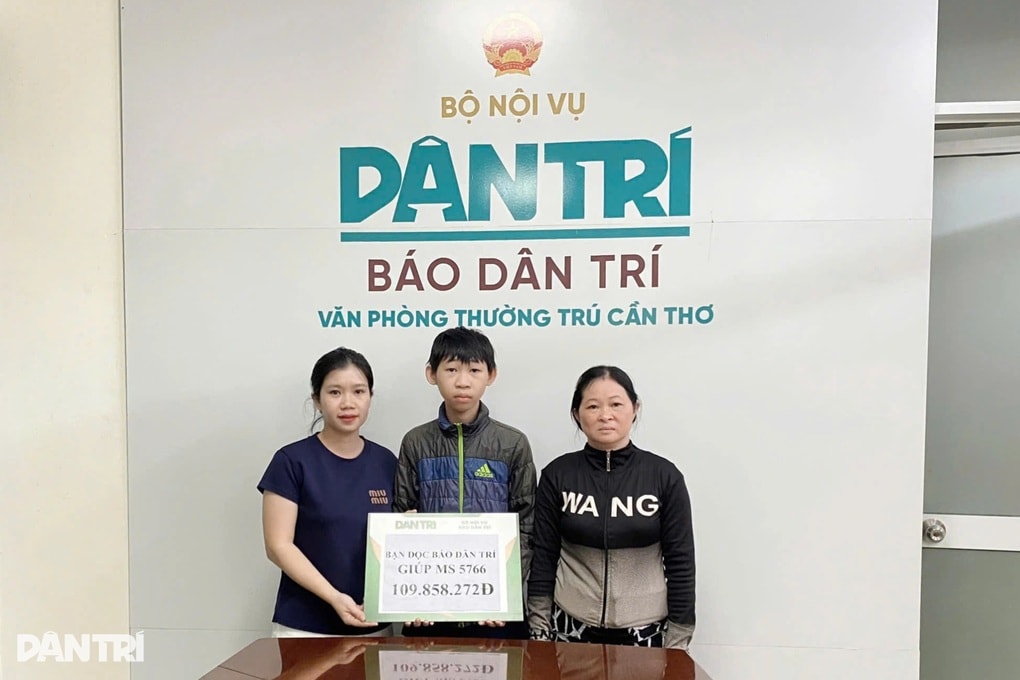 Mẹ bó rau, cha phụ hồ nuôi con trai bị thận hư được giúp hơn 109 triệu đồng - 1