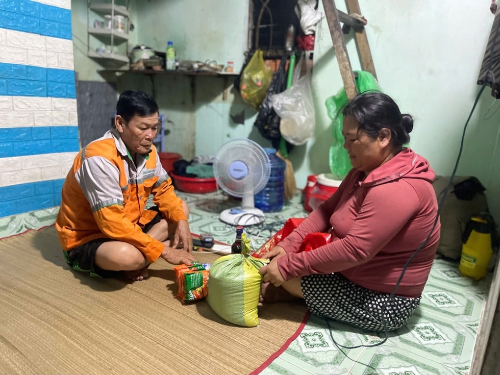 Tiền về quê bằng mấy tháng lương, công nhân nghèo ngậm ngùi đón Tết xa nhà - 3