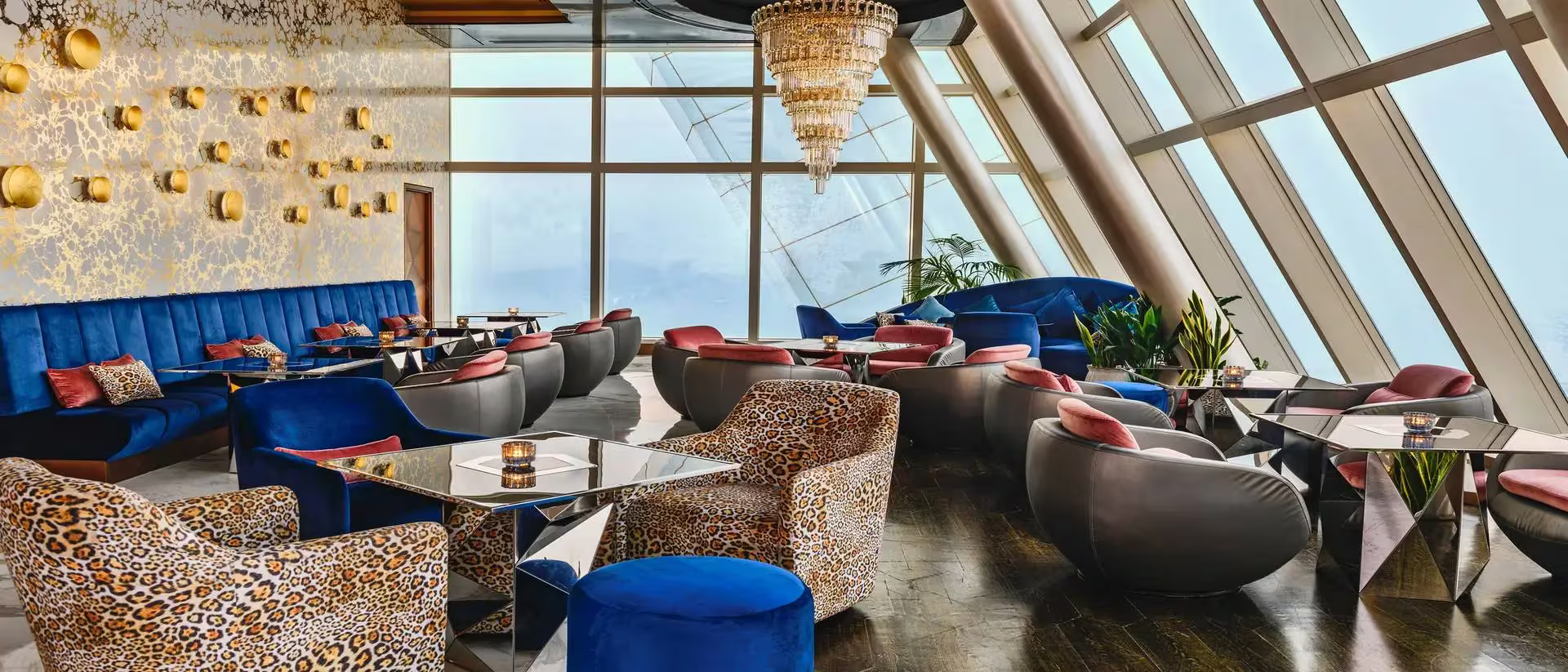 Khách sạn đưa đón bằng Rolls-Royce, trực thăng, giá phòng 850 triệu đồng - 9