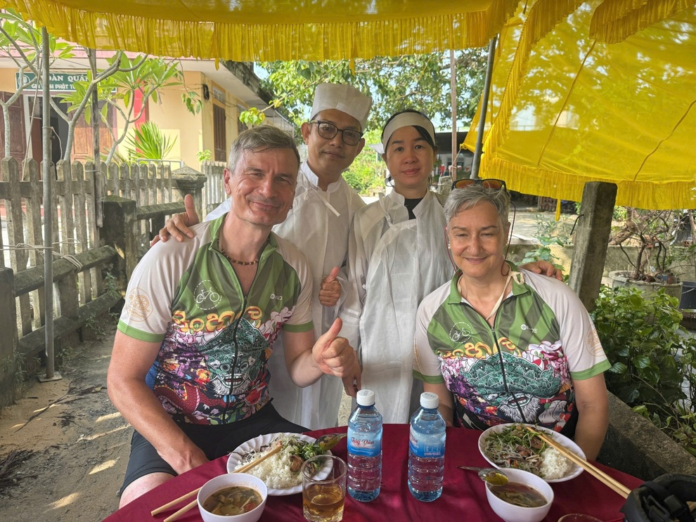 Khách Tây tưởng nhầm đám tang là nhà hàng, được gia chủ mời ăn no say - 2