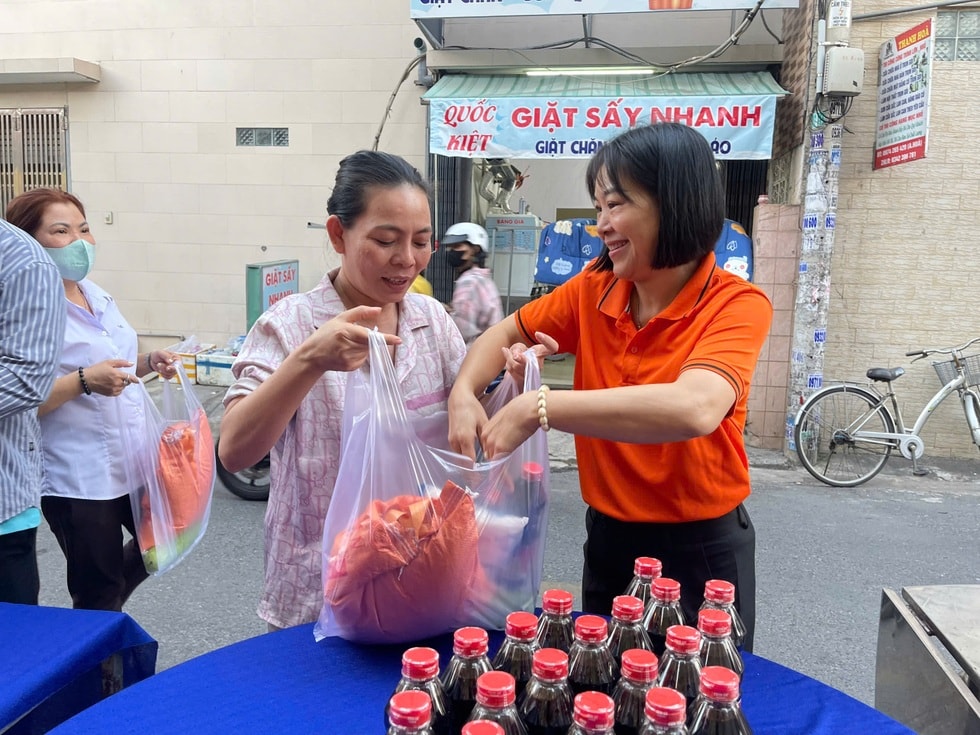 Tiền về quê bằng mấy tháng lương, công nhân nghèo ngậm ngùi đón Tết xa nhà - 11