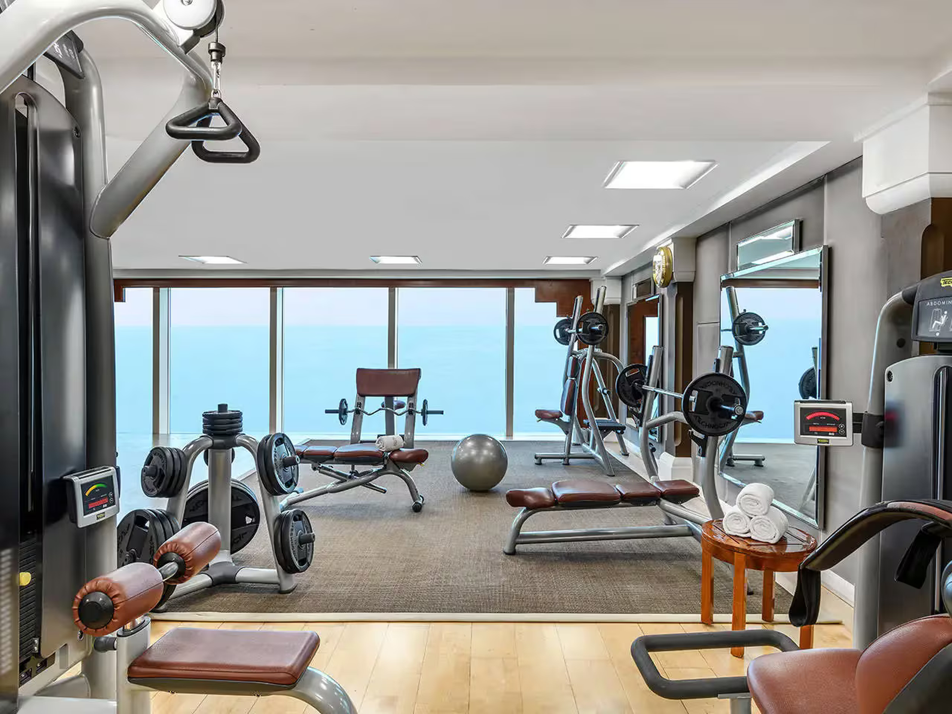 Khách sạn đưa đón bằng Rolls-Royce, trực thăng, giá phòng 850 triệu đồng - 14