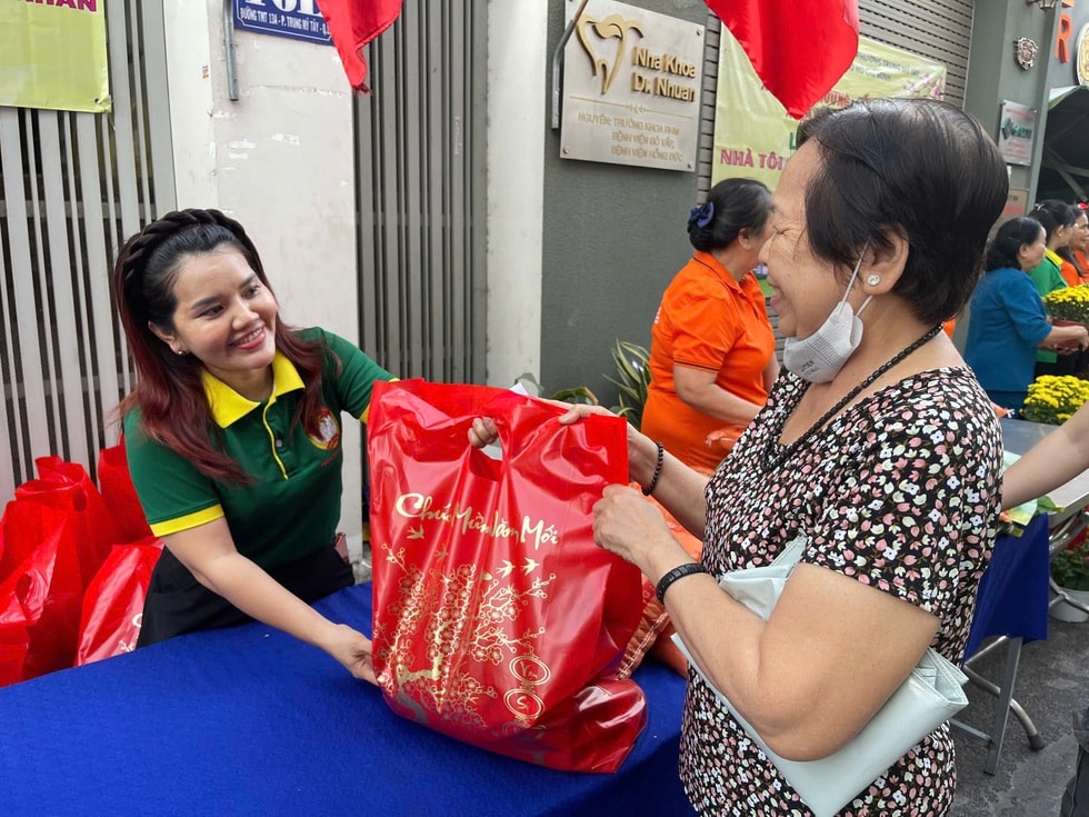 Tiền về quê bằng mấy tháng lương, công nhân nghèo ngậm ngùi đón Tết xa nhà - 10