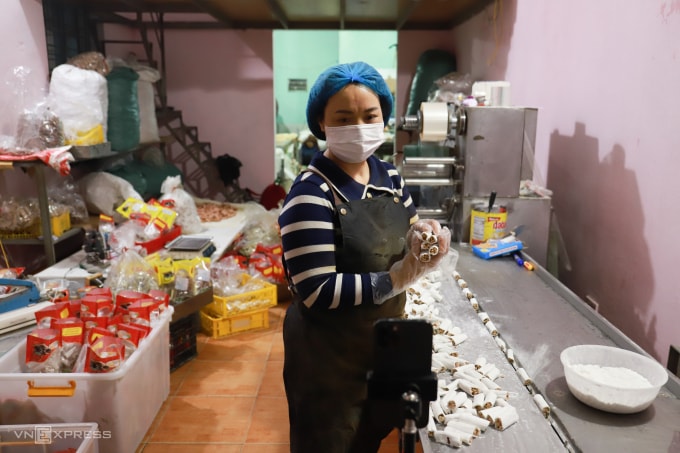 Chị Hồng Gấm livestream giới thiệu sản phẩm kẹo lạc cho khách trên TikTok, đêm muộn 23/1. Ảnh: Nga Thanh