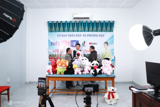 Anh Nguyễn Văn Khang, 57 tuổi (bên phải) ở làng Xuân La, xã Phượng Dực, Hà Nội trong buổi tập huấn livestream tại trung tâm xã, hôm 23/1. Ảnh: Nga Thanh