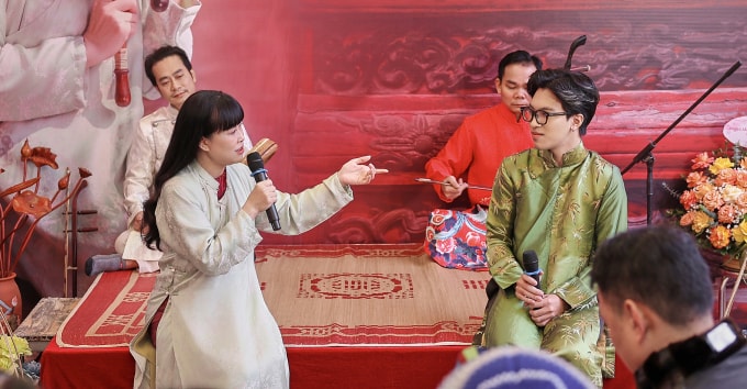 Mai Tuyết Hoa và con trai trong buổi ra mắt album ở Hà Nội, hôm 3/2. Nam Khánh hiện là sinh viên năm thứ 5, chuyên ngành sáo trúc tại Khoa Nhạc cụ truyền thống, Học viện Âm nhạc Quốc gia Việt Nam. Ảnh: Hòa Nguyễn