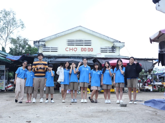 Nhóm học sinh Hope School đến chợ Đo Đo tại Quảng Nam (nay là Đà Nẵng) - quê hương của nhà văn Nguyễn Nhật Ánh. Ảnh: Hoàng Quốc Quyền