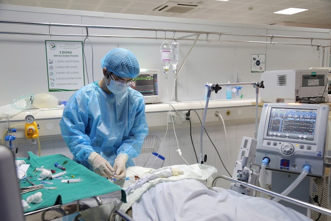 Bác sĩ Toản xử lý cho bệnh nhân ngộ độc rượu. Ảnh: Bác sĩ cung cấp