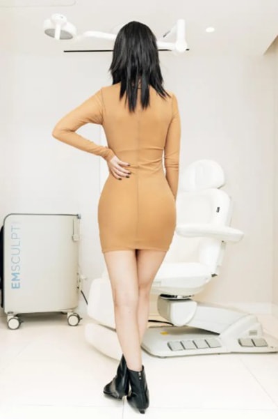 Stacey chia sẻ việc sử dụng mỡ từ người hiến tặng đã giúp thân hình mảnh mai của cô có thêm những đường cong đầy đặn. Ảnh: Emmy Park