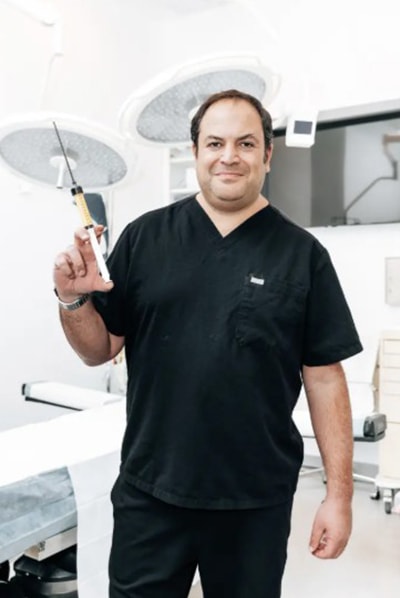 Bác sĩ Smith cùng các chuyên gia phẫu thuật thẩm mỹ khác phải trải qua một quy trình đào tạo chuyên sâu trước khi được cấp chứng chỉ sử dụng AlloClae. Ảnh: Emmy Park