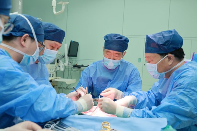 Đội ngũ do viện sĩ Dou Kefeng ở Bệnh viện Tây Kinh (Đại học Y học Quân sự Không quân) dẫn dắt thực hiện can thiệp trên lá gan lợn chỉnh sửa gene. Ảnh: Xijing Hospital