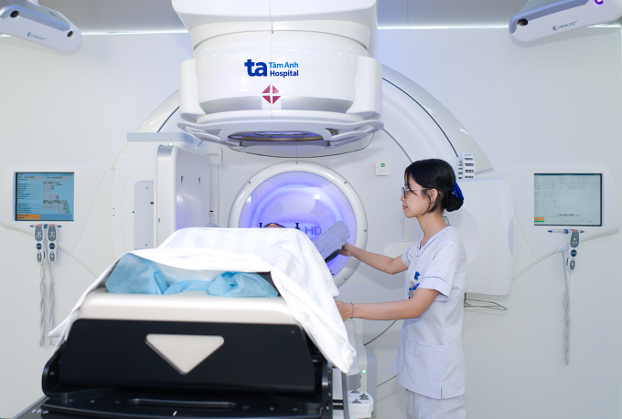Kỹ thuật viên chuẩn bị tư thế cho người bệnh trước khi xạ. Ảnh: Bệnh viện Đa khoa Tâm Anh