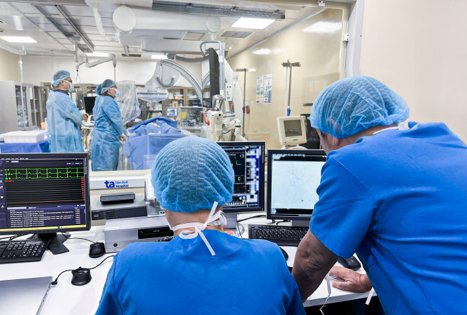 Bác sĩ Gừng (góc phải) và êkíp xử lý dị dạng mạch máu cho anh Hoàng. Ảnh: Bệnh viện Đa khoa Tâm Anh