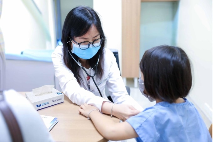 Bác sĩ Bội Hy kiểm tra sức khỏe cho bé Minh vào ngày tái khám. Ảnh: Bệnh viện Đa khoa Tâm Anh